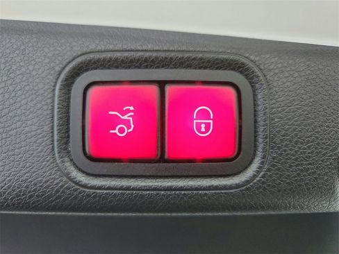 Used 2018 Mercedes-Benz E 300 4MATIC image 33