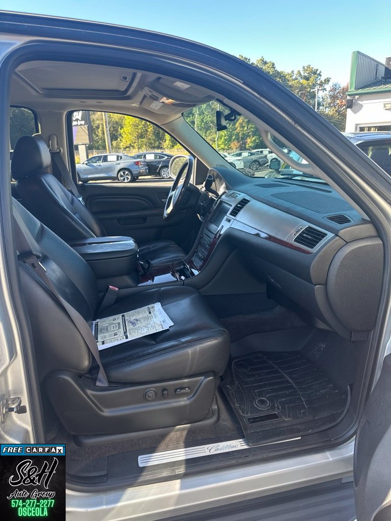 Used 2011 Cadillac Escalade AWD w/ Touring Package image 8