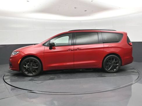 Used 2025 Chrysler Pacifica Limited FWD image 27