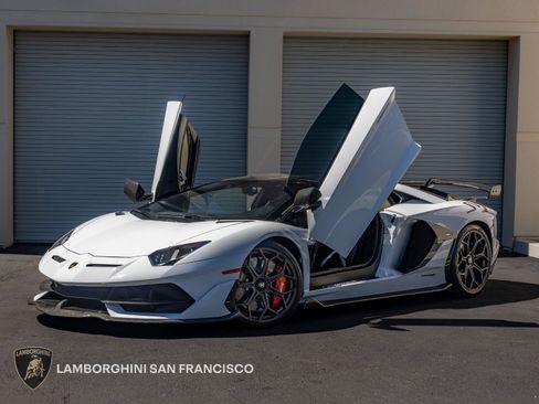 Used 2020 Lamborghini Aventador SVJ AWD/4WD image 4