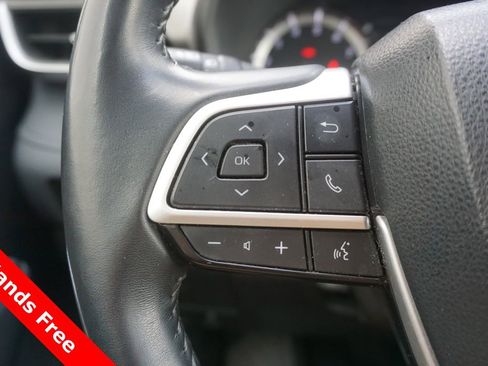 Used 2024 Toyota Highlander LE FWD image 4
