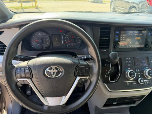 Used 2015 Toyota Sienna LE FWD image 7