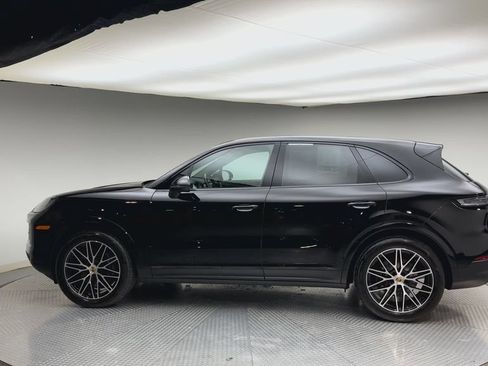 Used 2024 Porsche Cayenne AWD/4WD image 5
