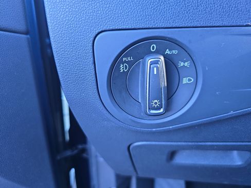 Used 2018 Volkswagen Tiguan SE image 25