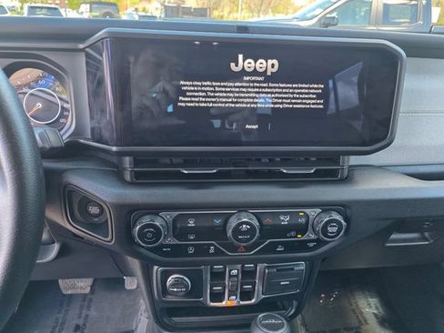 Used 2025 Jeep Gladiator Sport AWD/4WD image 27