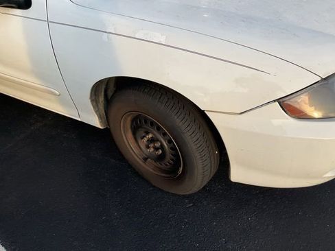 Used 2004 Chevrolet Cavalier Sedan w/ Preferred Equipment Group FWD image 2