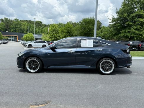 Used 2017 Honda Civic Touring image 2