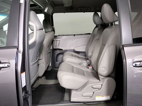 Used 2017 Toyota Sienna XLE Premium AWD/4WD image 48