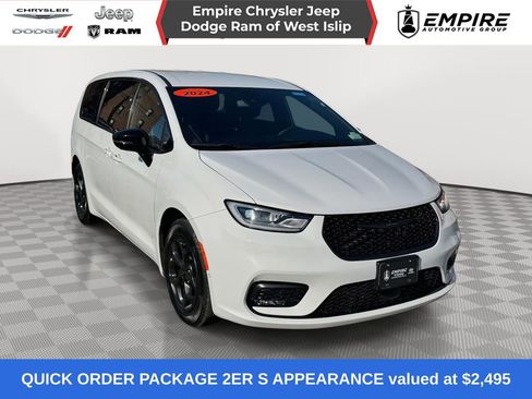 Used 2024 Chrysler Pacifica Select image 1