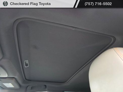 Used 2019 Toyota Avalon XSE image 9