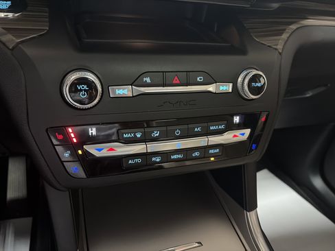 Used 2020 Ford Explorer Limited image 22