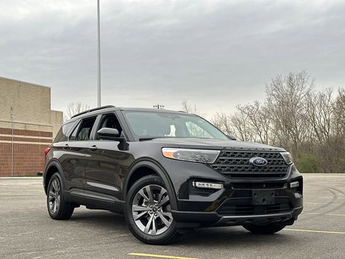 Used 2022 Ford Explorer XLT w/ Equipment Group 202A image 2