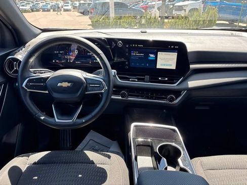 Used 2025 Chevrolet Equinox LT AWD/4WD image 16