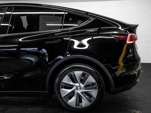 Used 2023 Tesla Model Y Long Range image 13