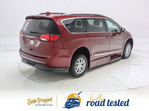 Used 2019 Chrysler Pacifica Touring-L image 5