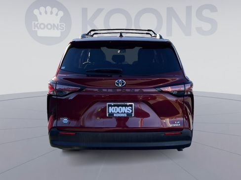 Used 2022 Toyota Sienna LE image 5