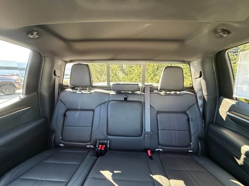 Used 2024 Chevrolet Silverado 1500 High Country w/ High Country Premium Package AWD/4WD image 3