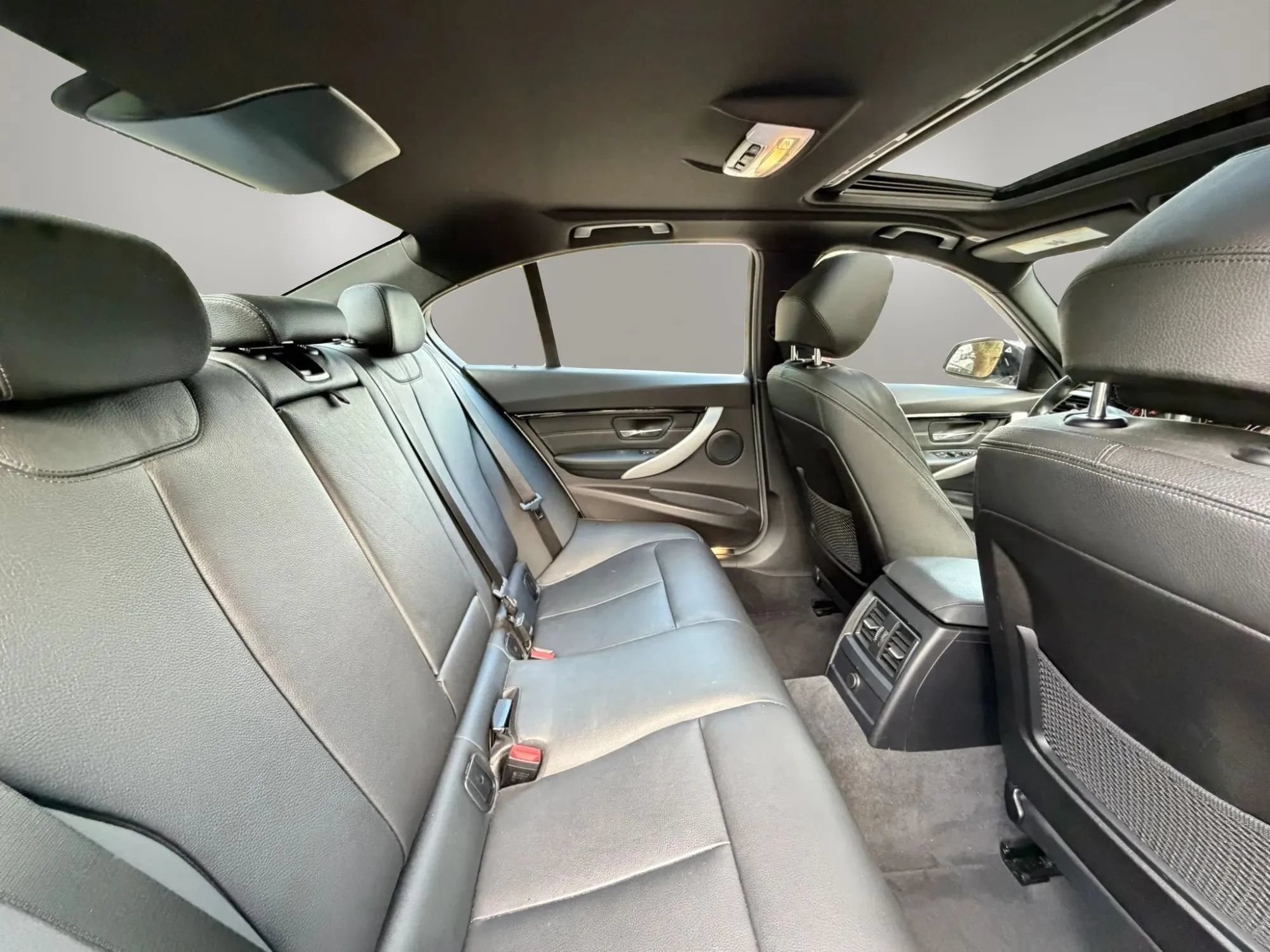 Used 2018 BMW 330i Sedan w/ M Sport Package RWD image 18