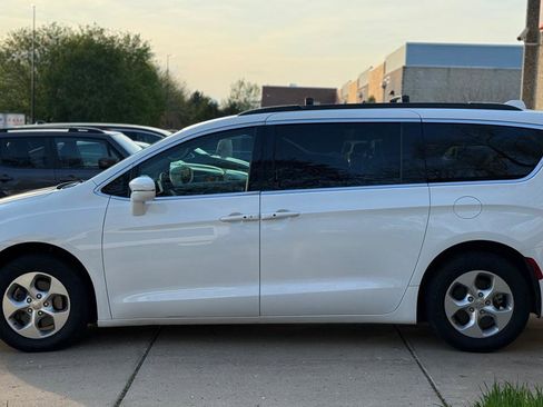 Used 2021 Chrysler Pacifica Touring FWD image 4