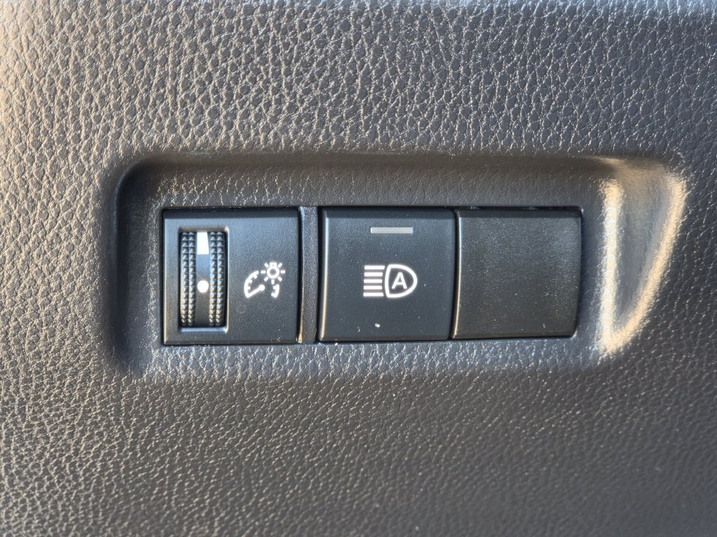 Used 2025 Toyota RAV4 XLE FWD image 25