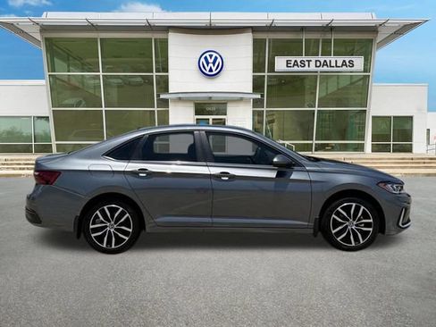 Used 2026 Volkswagen Jetta SE FWD image 2