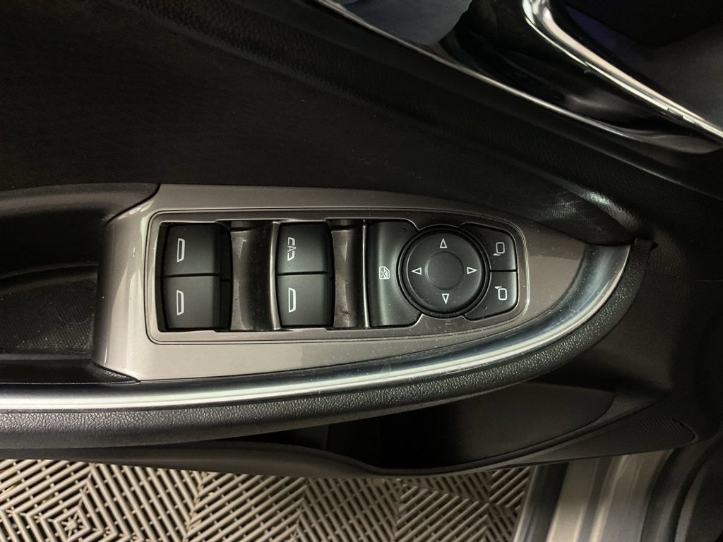 Used 2017 Chevrolet Malibu LT FWD image 18