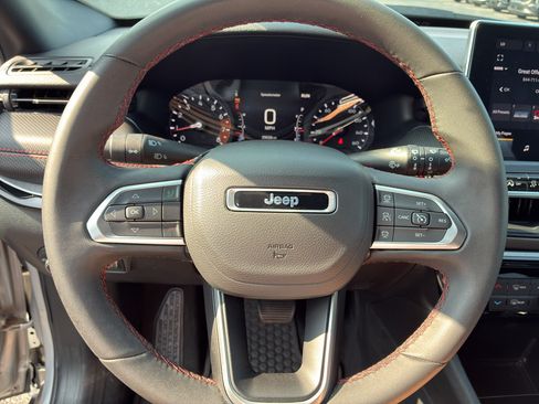 Used 2025 Jeep Compass Trailhawk AWD/4WD image 21