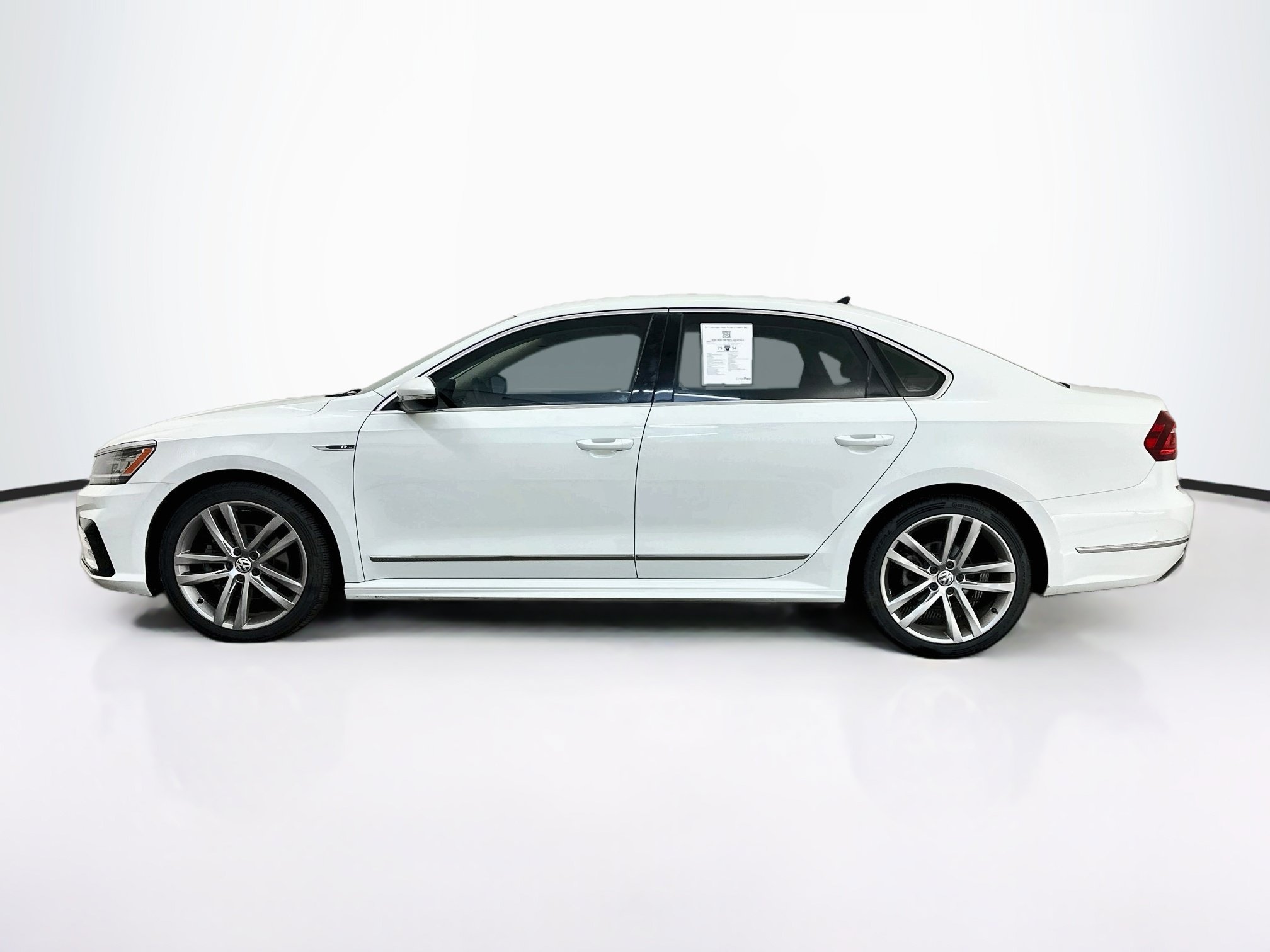 Used 2017 Volkswagen Passat 1.8T R-Line w/ R-Line Lighting Package FWD image 4
