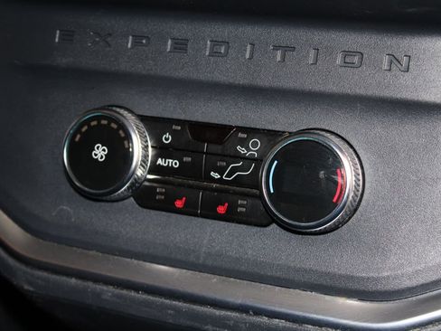 Used 2025 Ford Expedition Platinum image 38