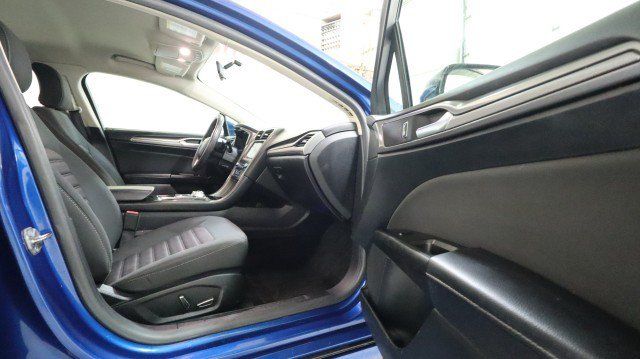 Used 2017 Ford Fusion SE w/ Fusion SE Technology Package FWD image 10