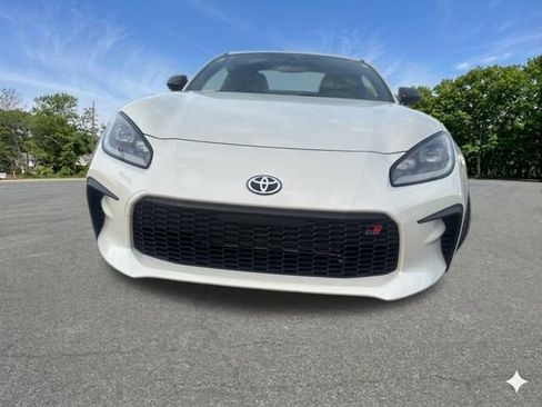 Used 2022 Toyota GR86 Premium w/ ALL Weather Mat Package (TMS) RWD image 2