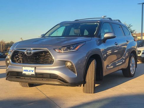 Used 2021 Toyota Highlander Limited image 2