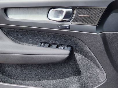 New 2025 Volvo XC40 B5 Ultra w/ Climate Package