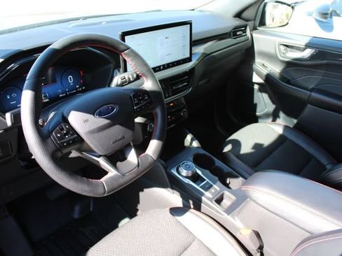 Used 2025 Ford Escape ST-Line Select w/ Tech Pack #2 AWD/4WD image 2