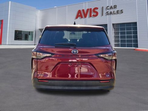 Used 2025 Toyota Sienna LE image 9