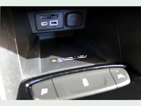 Used 2022 Chevrolet Bolt EUV LT image 25