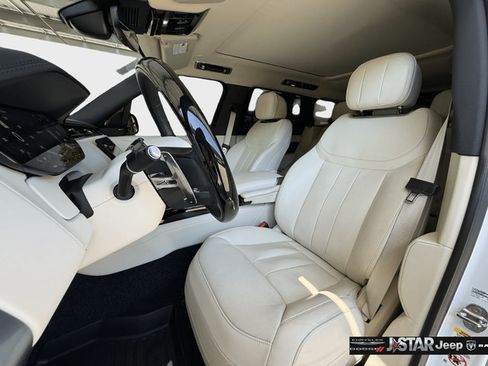 Used 2025 Land Rover Range Rover SE AWD/4WD image 10