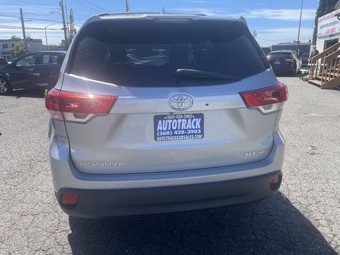 Used 2018 Toyota Highlander XLE AWD/4WD image 4