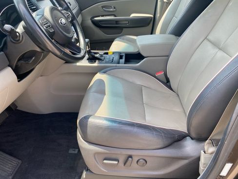 Used 2018 Kia Sedona LX w/ LX Essentials Premium Package FWD image 11