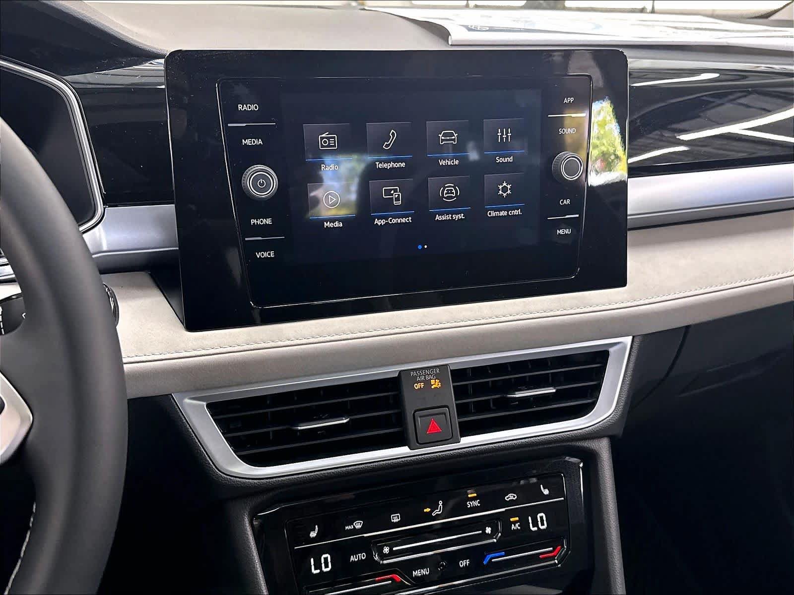 New 2027 Volkswagen Taos SE FWD image 6