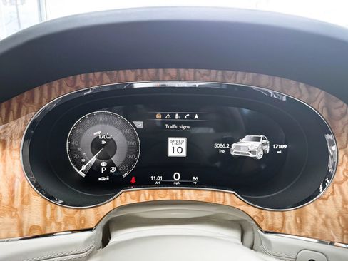 Used 2022 Bentley Bentayga AWD/4WD image 20