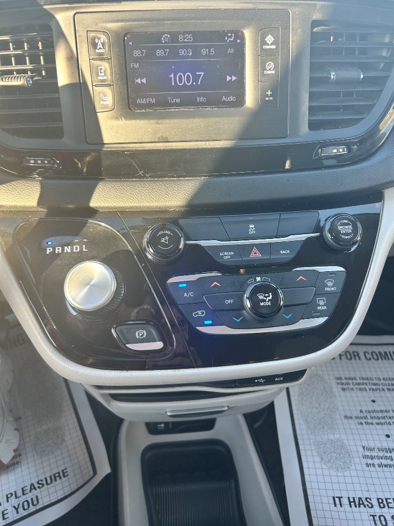 Used 2017 Chrysler Pacifica LX FWD image 13