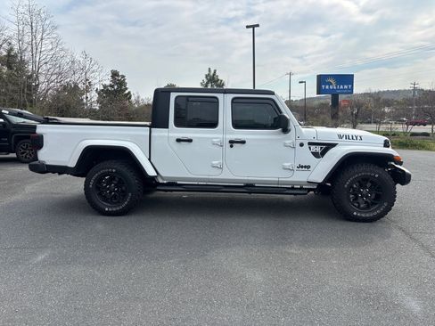 Used 2025 Jeep Gladiator Sport image 7