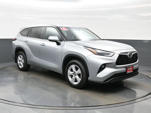 Used 2024 Toyota Highlander LE AWD/4WD image 8