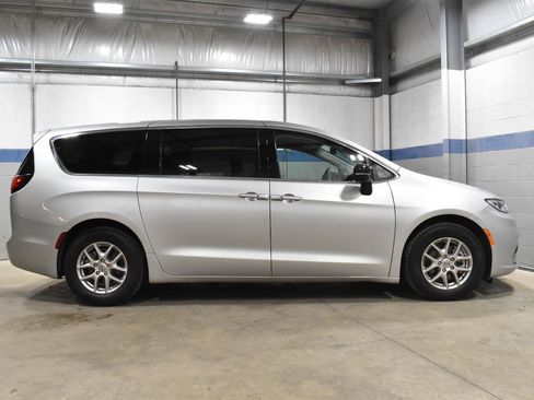 Used 2024 Chrysler Pacifica Touring-L image 15