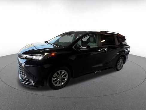 Used 2025 Toyota Sienna XLE image 8