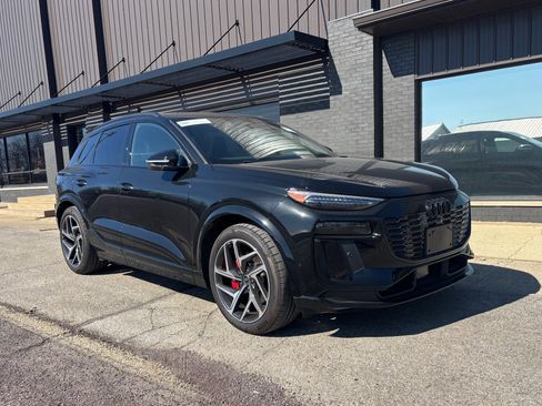 Used 2025 Audi SQ6 e-tron Prestige w/ 21" Black Optic Wheel Package image 3