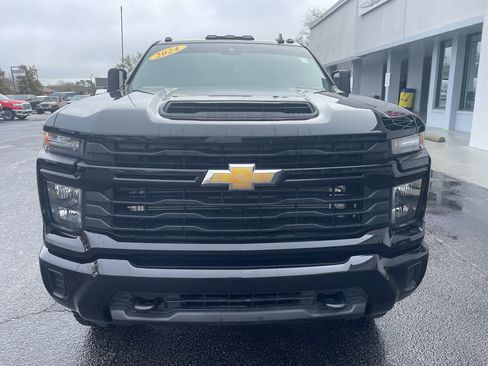 Used 2024 Chevrolet Silverado 2500 Custom w/ Custom Value Package image 3