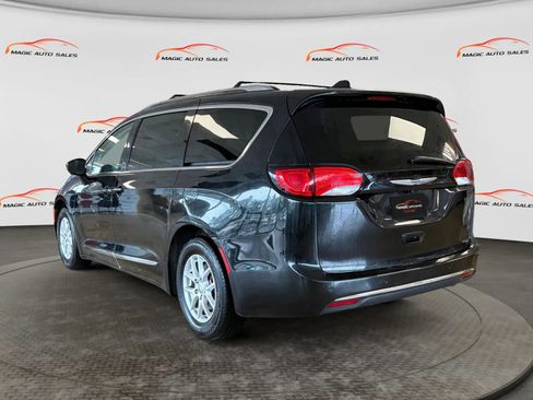 Used 2020 Chrysler Pacifica Touring-L FWD image 8