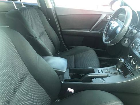 Used 2016 Nissan Versa SV image 4